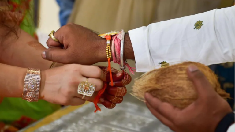 रक्षा बंधन 11 अगस्त को है या 12 को? इस दिन गलती से न कर दें राखी बाँधने की गलती