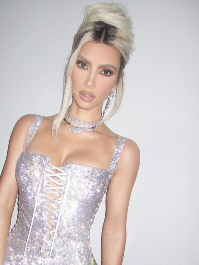 Kim Kardashian showed an eye-catching look at the Christmas party