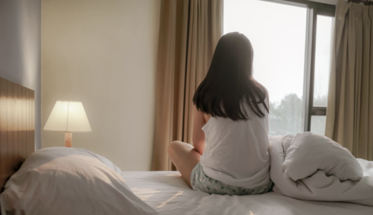 होटल में रुका हुआ था कपल, तैयार हो रही महिला ने पर्दे के पीछे देख तो उड़ गये होश